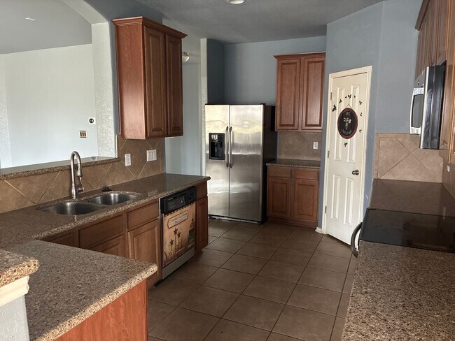 Foto del edificio - 5BR/4BA w/ Fenced Yard + Covered Parking in Schertz, TX