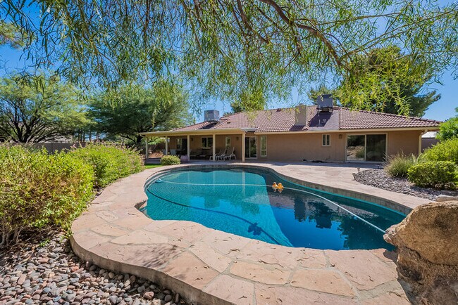 Building Photo - 3 Bed 2 Bath home private pool in Paradise...