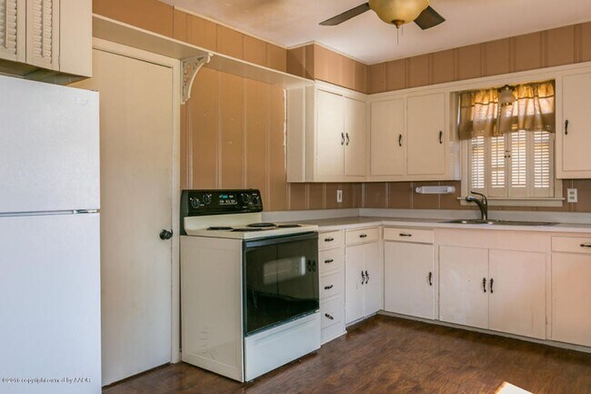 Foto del edificio - 118 N Goliad St