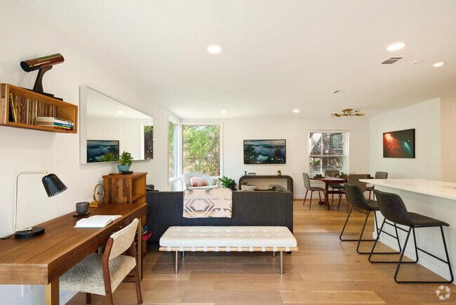 Building Photo - 2906 Westhill Dr