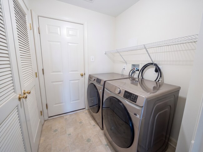 Foto del edificio - 3670 Carriage Hill Dr
