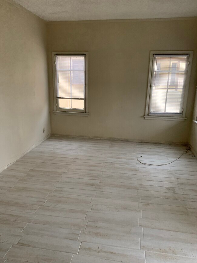 Sala de estar con pisos personalizados - 824 1/2 S Curson Ave