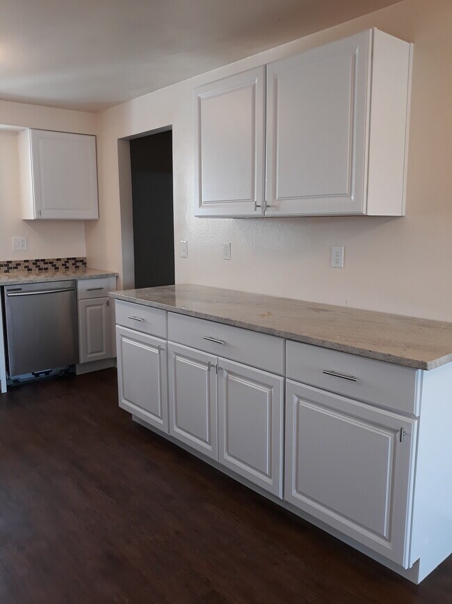 kitchen - new granite countertops, new cabinets - 3782 Black Hills Ave