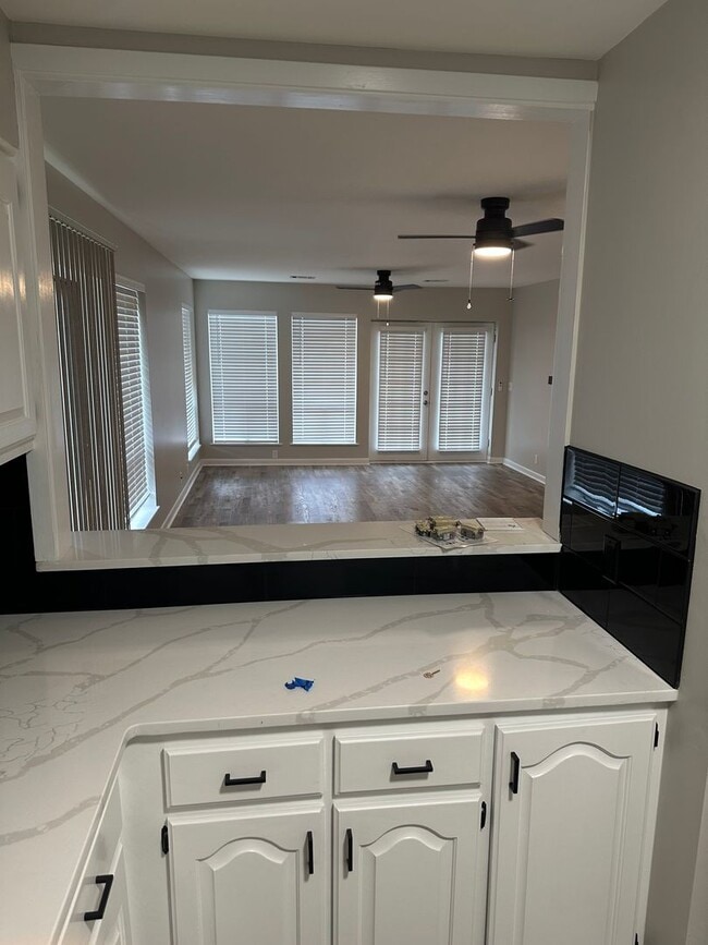 Foto del edificio - Completely Remodeled 2 Bedroom, 2 Bathroom...