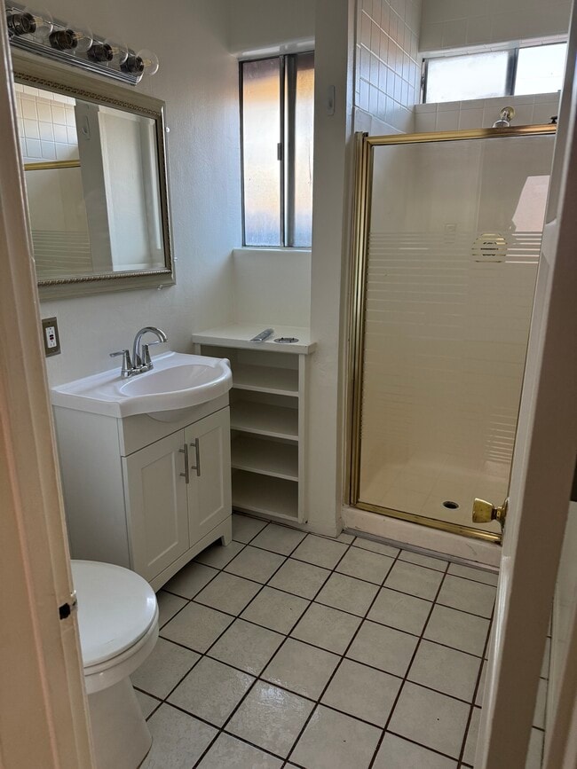 Baño - 11809 Valerio St