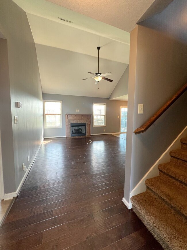 Foto del edificio - Gorgeous Single-Family--Fenced Backyard and Bonus Room!