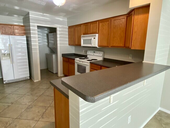 Cocina mirando hacia el lavadero. - 1819 Shay-Lin Court