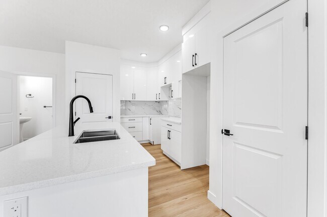 Photo du bâtiment - 10631-148 148 St NW