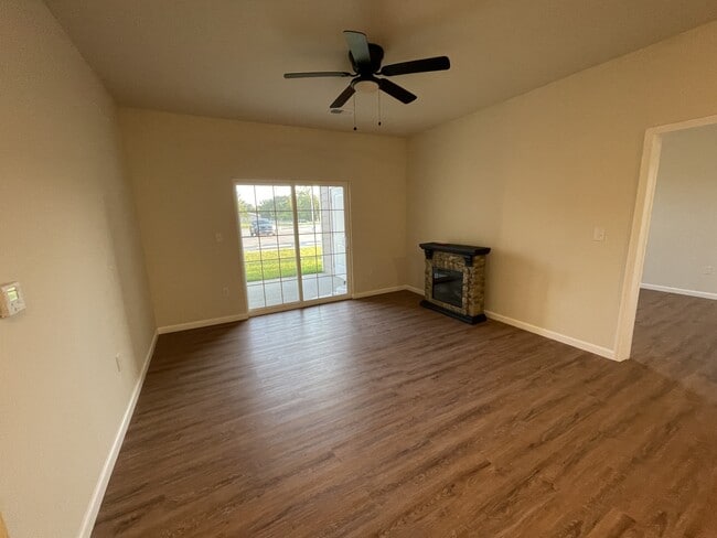 Building Photo - 128 Harmony Mdws Ct