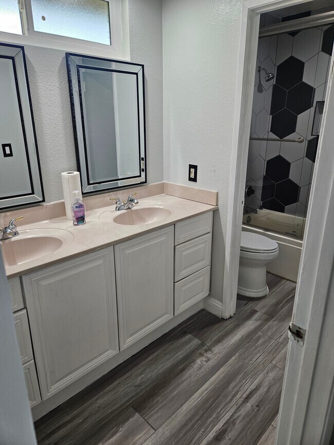 Baño completo - 4195 Kingsley St