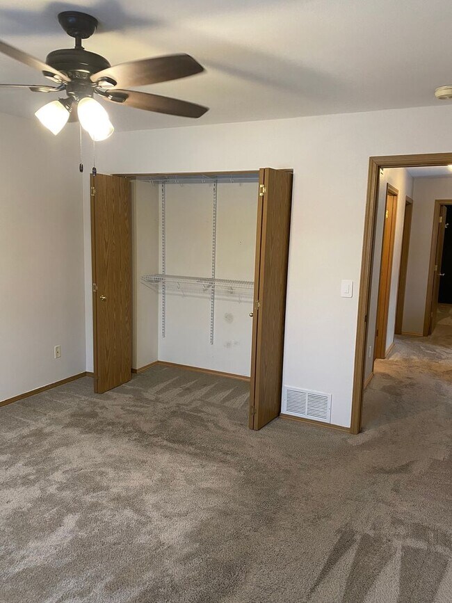 Building Photo - Townhouse with garage and fenced yard in J...