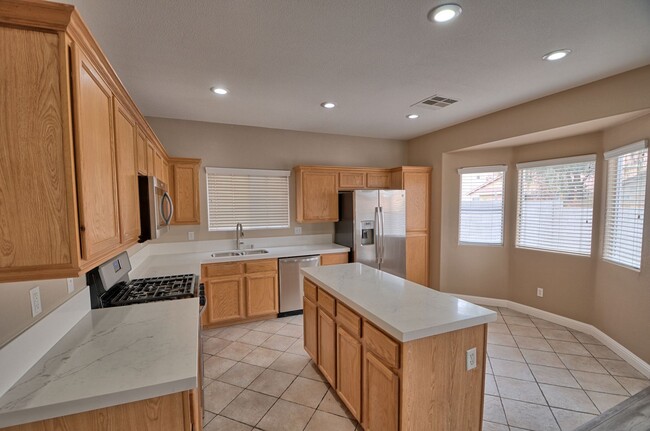 Foto del edificio - Beautiful 2 Story, 4 Bedroom home located ...