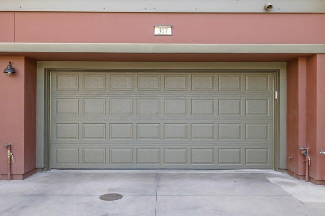 Building Photo - 307 Bautista Pl