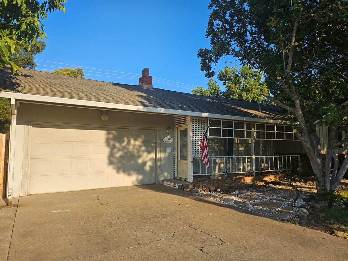 Primary Photo - 3 bedroom 2 bath in great location