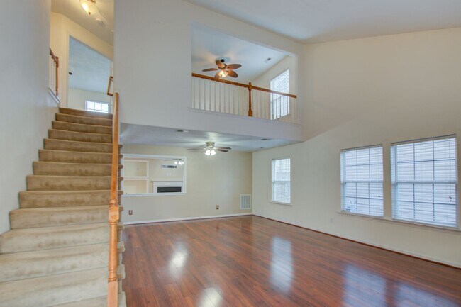 Foto del edificio - 3 Bed, 2.5 Bath Home in Desirable Burbage ...