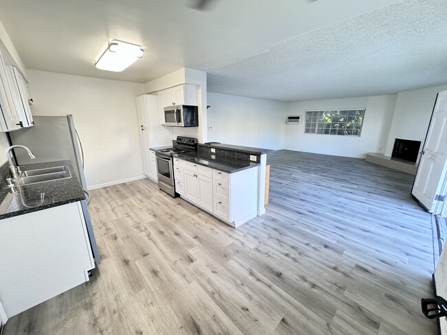 Kitchen & Breakfast Bar - 2117 Locust Ave