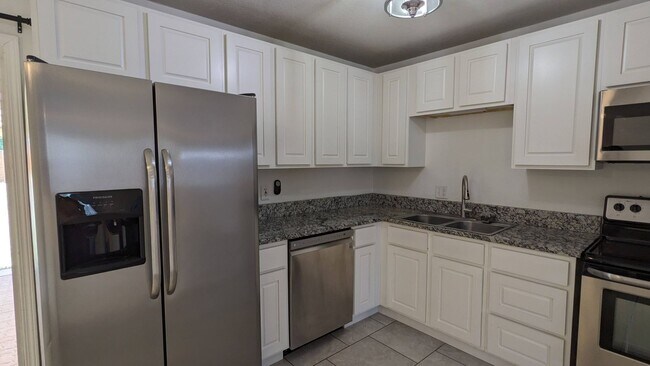 Foto del edificio - 5 BED/2 BATH RANCH HOME W/FINISHED BASEMEN...