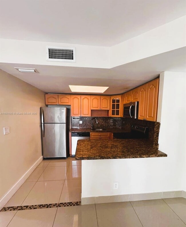 Foto del edificio - 8290 Lake Dr