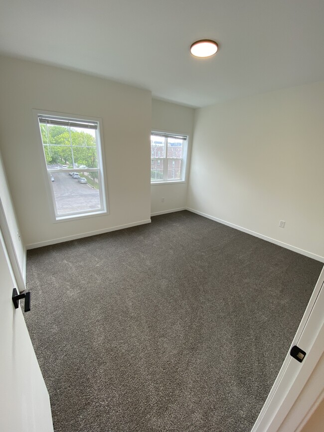 Building Photo - 749 Mount Curve Blvd