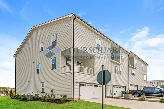 Foto del edificio - Beautiful 3-Story End-Unit Townhome with Guest Suite, Private Balcony & 2-Car Garage – Wendell, NC