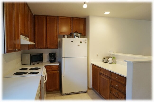 Building Photo - 2/2.5 w/attached 2-car garage and W/D in H...