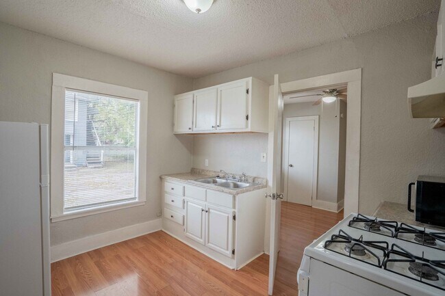 Foto del edificio - E 7th St Duplex