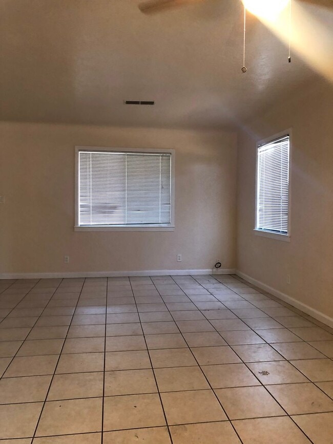 Building Photo - Charming home in center of town