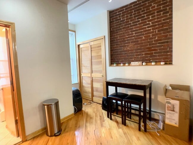 Building Photo - 402 Grand St