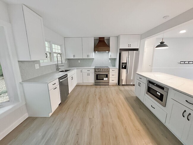Foto del edificio - COMING SOON! Gorgeous Cape-Cod SFH w/4 Bed...