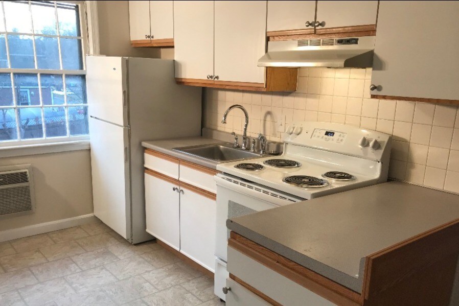 Eat-in Kitchen - 8 Carriage Hill Rd
