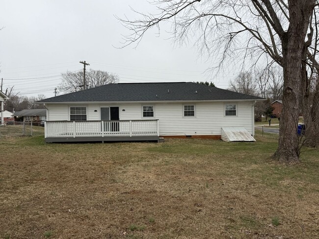 Building Photo - Nice 3 bedroom/1.5 bath home for rent in E. Morristown, Tennessee