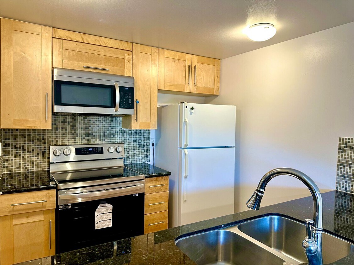 Primary Photo - $2440 / BEAUTIFULLY REMODELED 2 BEDROOM CO...