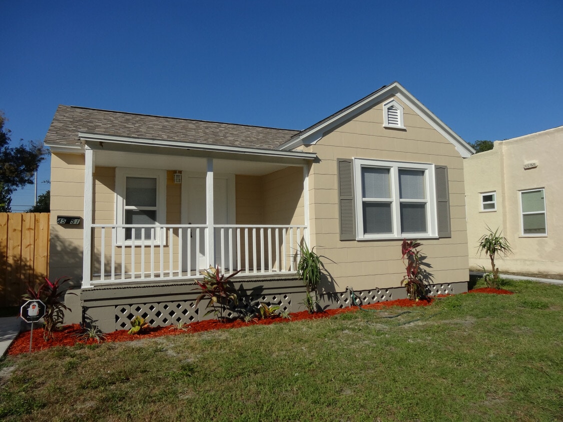 Foto principal - Three Bedrooms One Bathroom with Shaded Porch