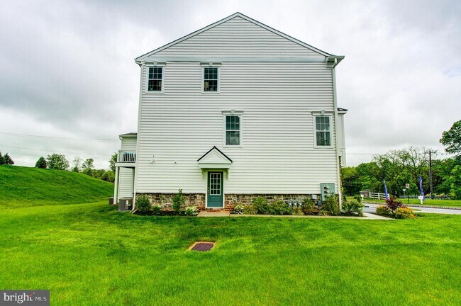 Building Photo - 135 Woodwinds Dr