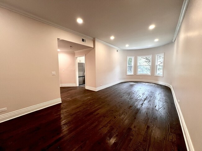 Building Photo - 670 W Sheridan Rd