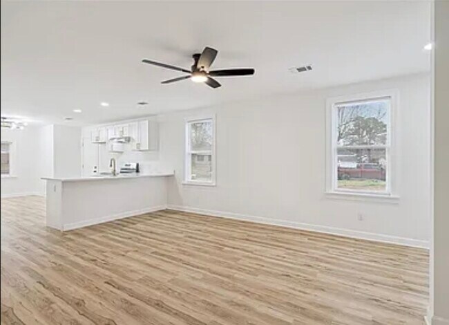 Building Photo - 825 N 7th St