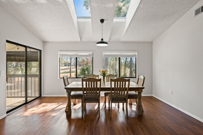 Foto del edificio - 8006 Picketts Ct