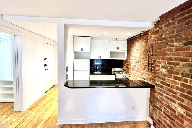 Building Photo - 224 E 18th St