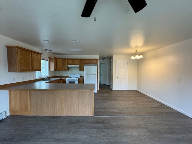 Building Photo - Heat included in this top floor unit with a garage!