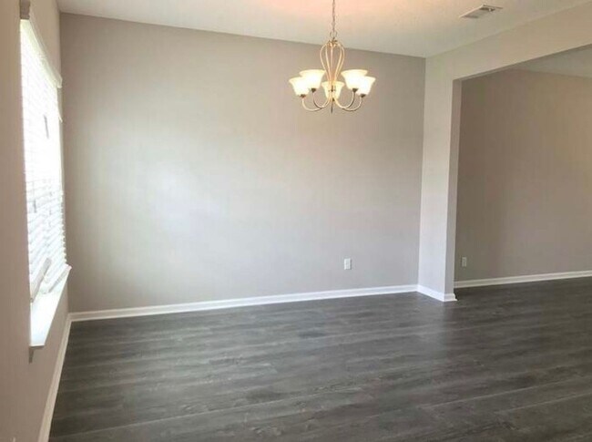 Building Photo - 4 Bedroom 2.5 bath near FORT STEWART!! AVA...