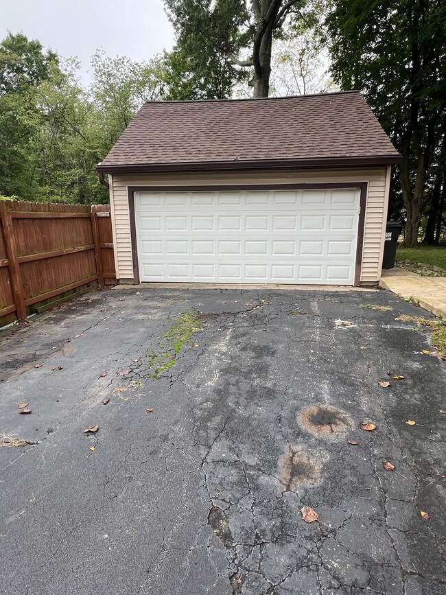 Building Photo - AUSTINTOWN 4 BEDROOM HOME