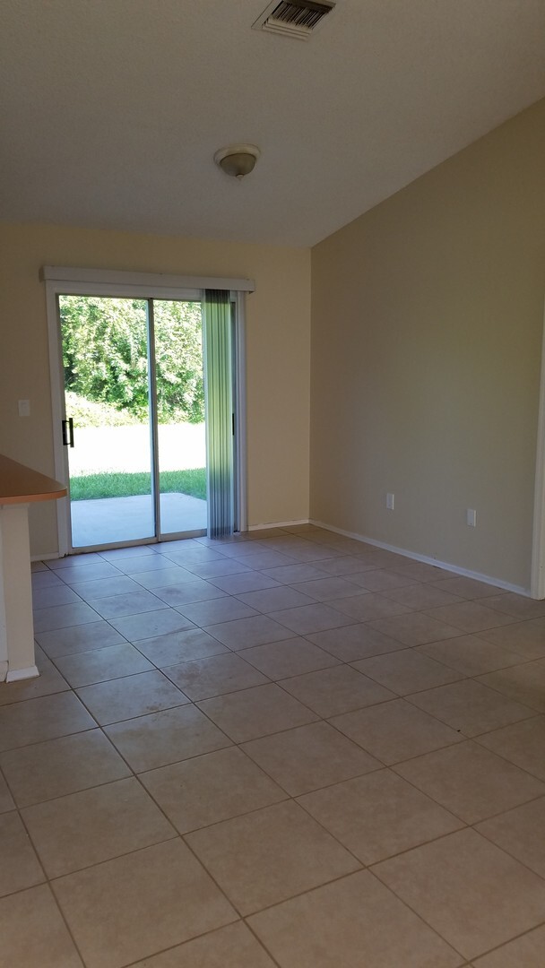 Foto del edificio - Nice 3 Bedroom 2 Bath home with Large Yard  Close to Jupiter Elementary