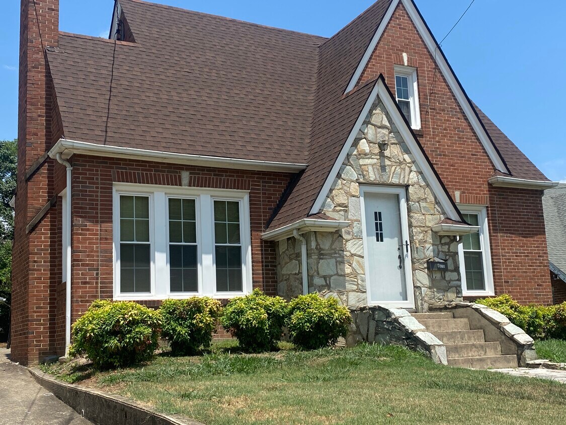 3Br Brick Home - 418 W Main St