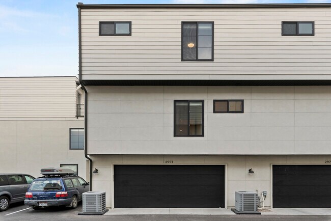 Building Photo - 2973 S Richmond St