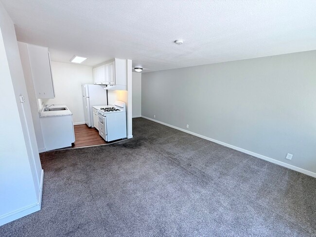 Building Photo - Pet Friendly 1 bed 1 bath apartment for re...