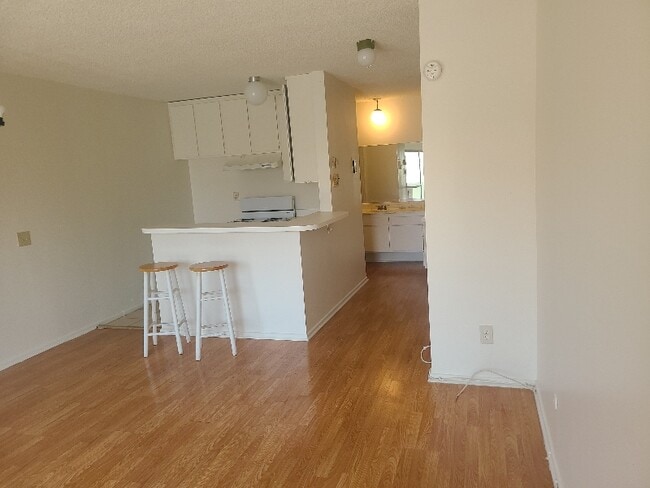 Building Photo - 160 S El Molino Ave