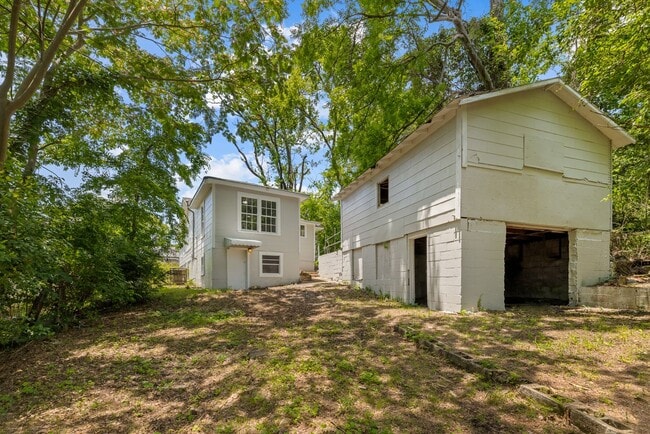 Building Photo - Spacious 4 Bedroom 2 Bath Home