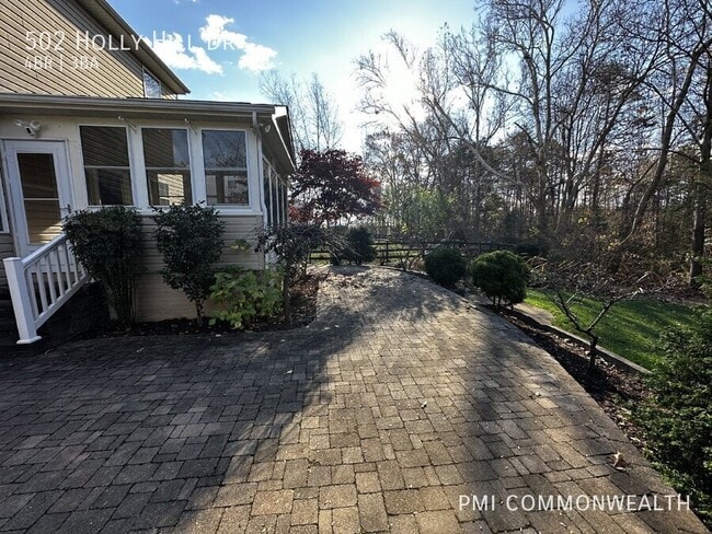 Foto del edificio - 502 Holly Hill Dr