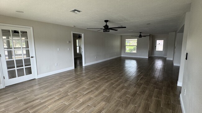 Foto del edificio - 7409 Lake Forest Cir