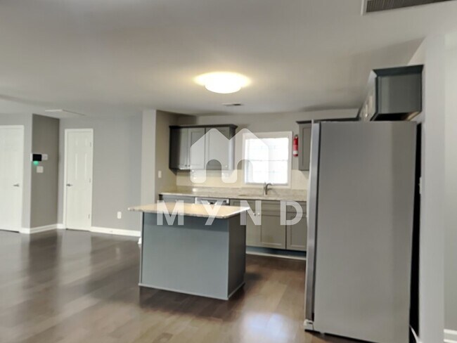 Building Photo - 1058 Hubbard St SW